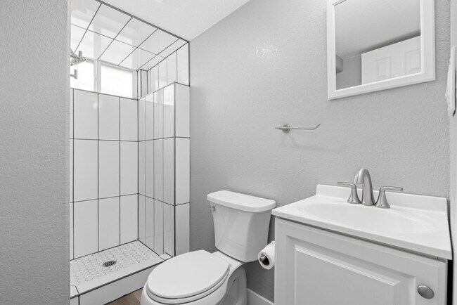 Building Photo - Beautifully Remodeled 2 Bedroom Apartment Across from UNC with In-Unit Laundry & A/C