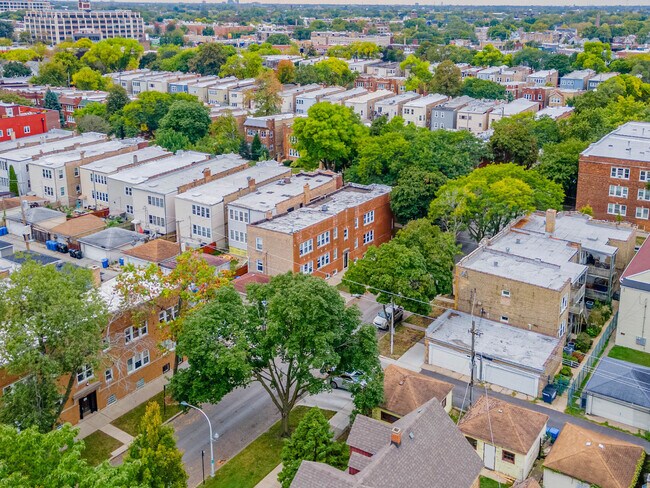 Building Photo - 3825 W Roscoe St