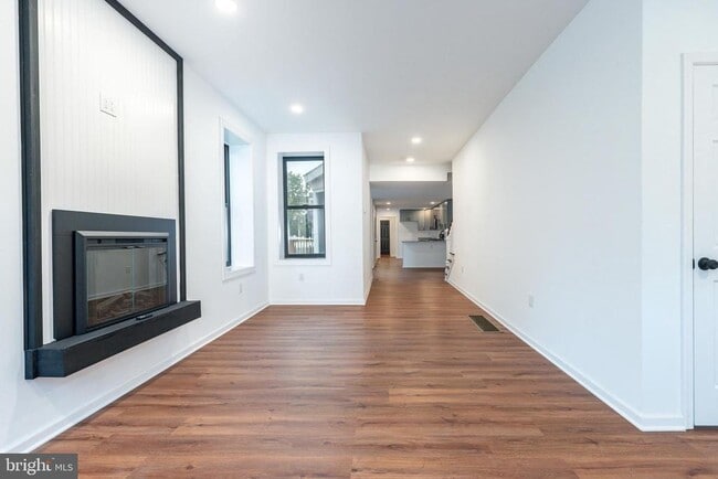 Building Photo - 32 E Elm St