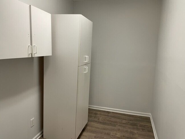 Building Photo - ***ASK ABOUT PAYING NO SEC DEP***645 North...