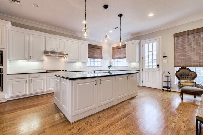 Building Photo - 1504 W 23rd St