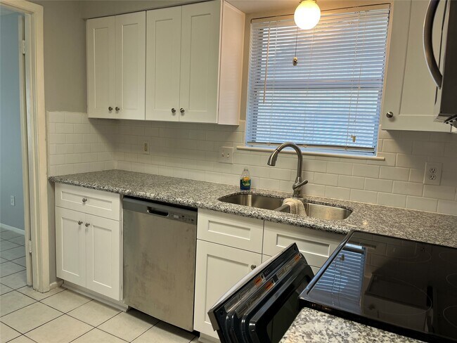 Building Photo - 402 Oak Harbor Dr