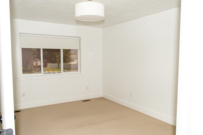 Building Photo - 845 2550 S