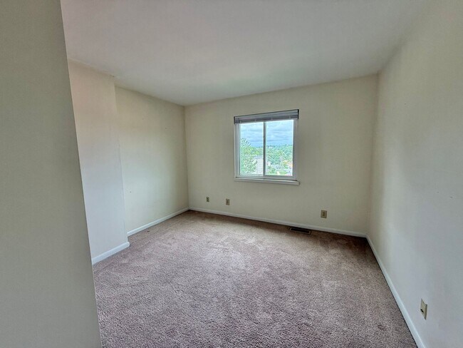 Building Photo - 319 Harvest Dr