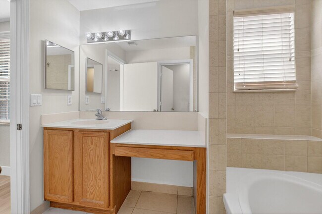 Building Photo - 1418 W Wickham Cir