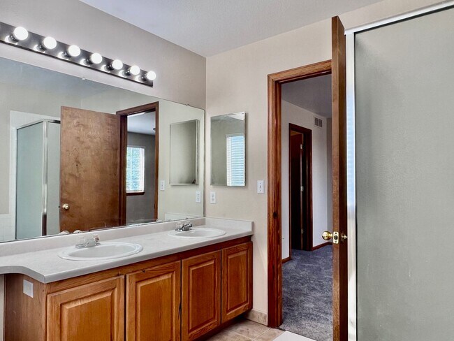 Building Photo - Wonderful 5 Bed/4 Bath Home Located on Qui...