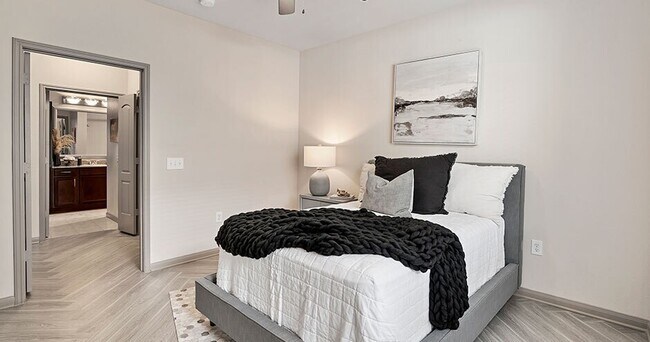 Building Photo - Prime Location, Free Move-In