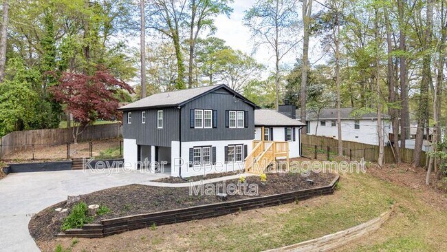 Building Photo - 651 Inglis Dr S E