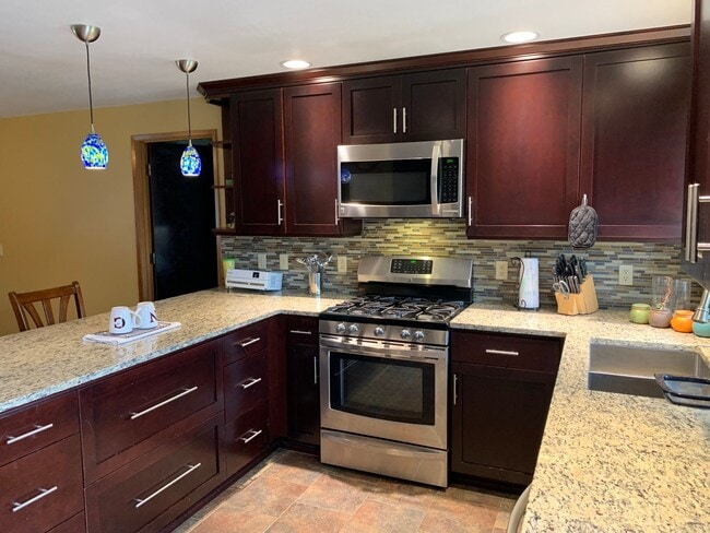 Building Photo - Lovely Home with Massive fenced yard and S...