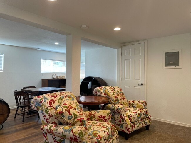 Building Photo - FULLY FURNISHED MONTH-MONTH RENTAL