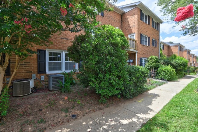 Building Photo - 6520 Roswell Rd