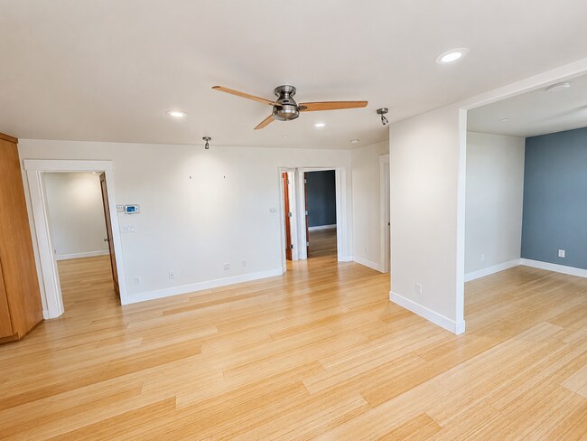 Building Photo - Elevated 2-Bedroom Home with Lake Sammamish Views