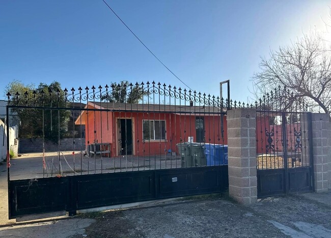 Building Photo - 2703 Diaz St