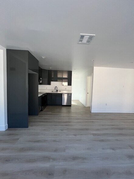 Building Photo - 640 W 45th St