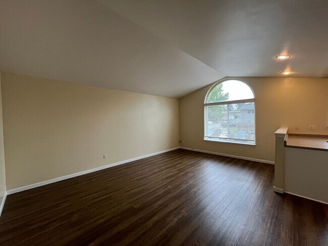 Building Photo - Spacious 3 Bedroom w/ Attached Garage