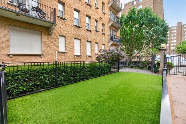 Building Photo - Sunny 1br with Balcony in Columbia Heights!