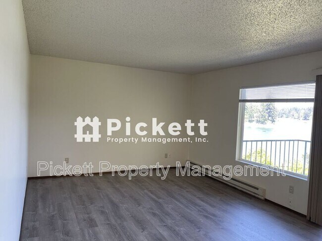 Building Photo - 924 Shorewood Dr