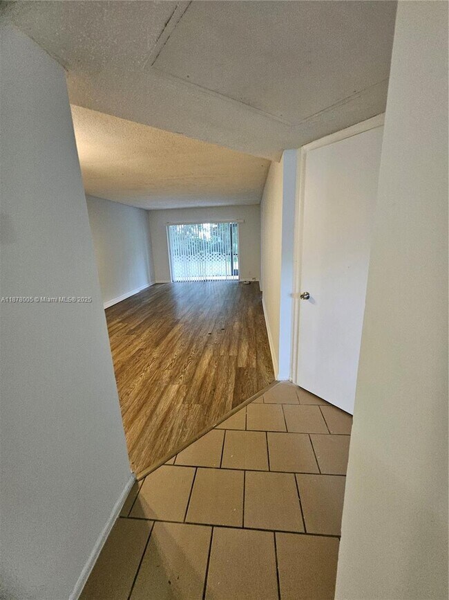 Building Photo - 7820 S Colony Cir