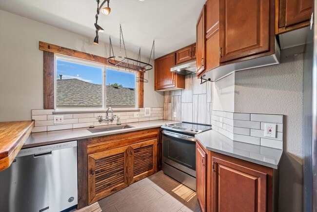 Building Photo - Updated 2 Bedroom Home in North Park Hill | Fresh Paint & Prime Denver Location