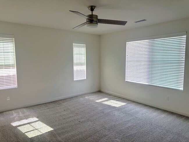 Building Photo - 1014 W Buttercup Ln