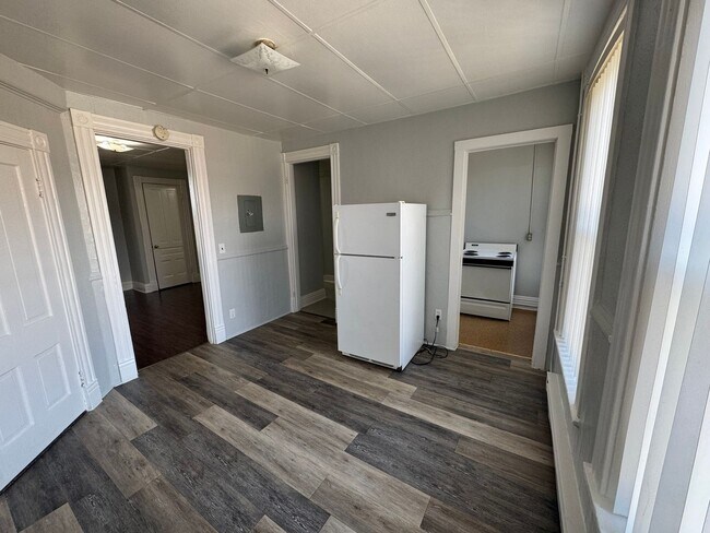 Building Photo - 1 Br small living room and small kitchen