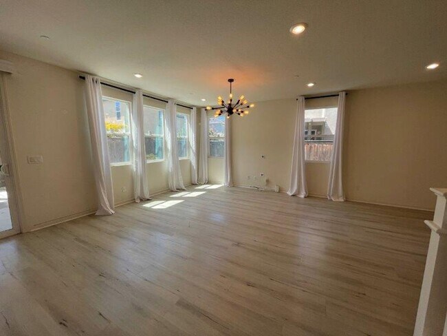 Building Photo - Gorgeous 4 Bed Located in Great Gated Community