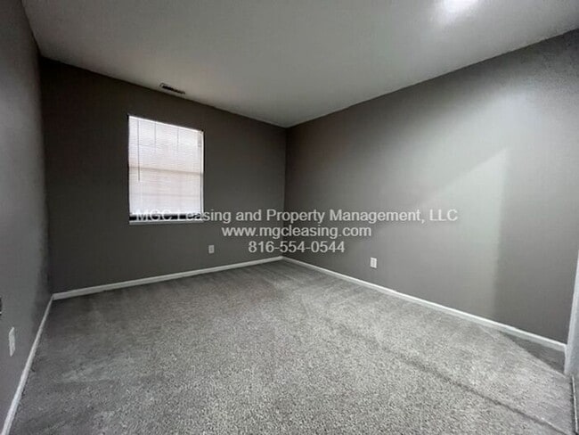 Building Photo - Comfortable 2-Bedroom Living in the Heart of Blue Springs