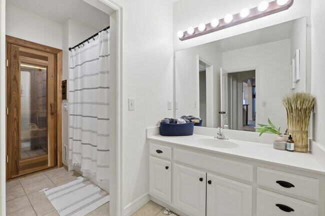 Building Photo - {10500} Luxury Living in Mills Crossing Estates +  Spacious Floorplan with Designer Finishes