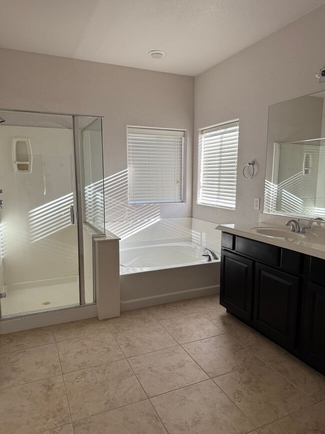 Building Photo - Fabulous Floor-Plan in Paradise Court!