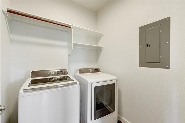 Building Photo - 400 Rose Dr