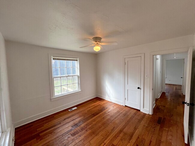 Building Photo - 326 N Summit St