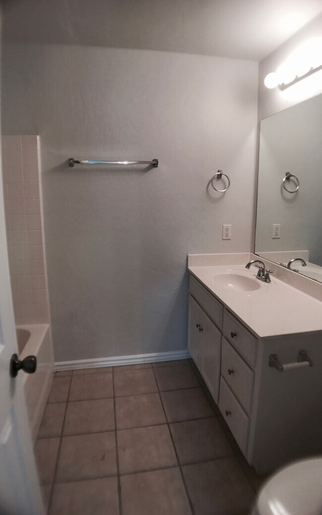 Building Photo - Large 4BD 3BA home located in a great Norm...