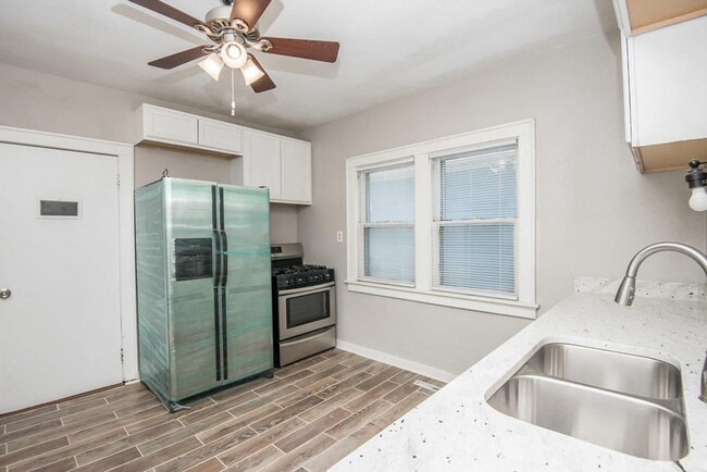 Building Photo - Updated 4-Bed Single Family Home with Clas...