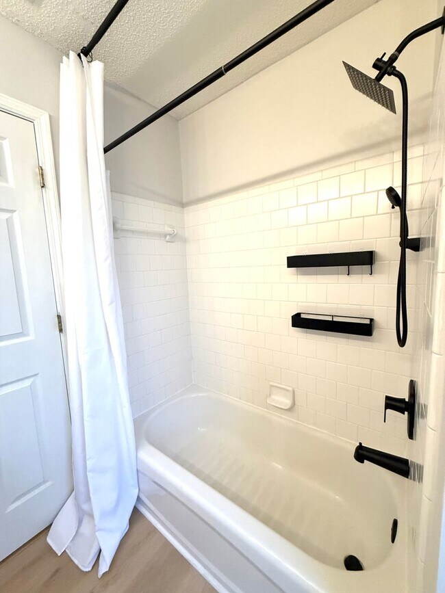 Building Photo - LOCATION!  Close to the outlet Malls and D...