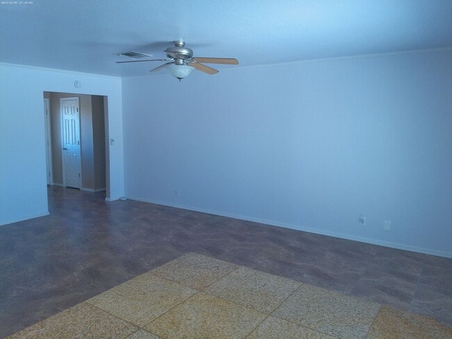 Building Photo - Pool Home 3 bedroom 2 bathroom Long term