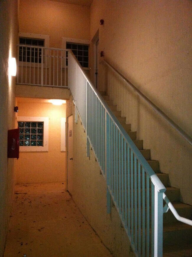 Building Photo - 1145 Golden Lakes Blvd