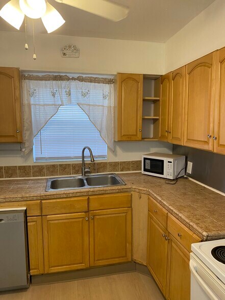 Building Photo - 1588 NE 110th St