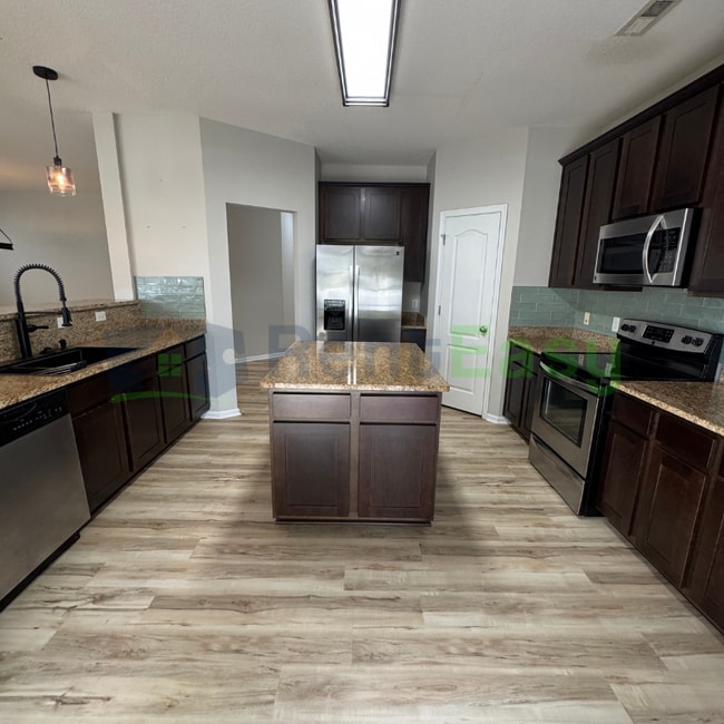 Building Photo - 1005 Silver Charm Cir