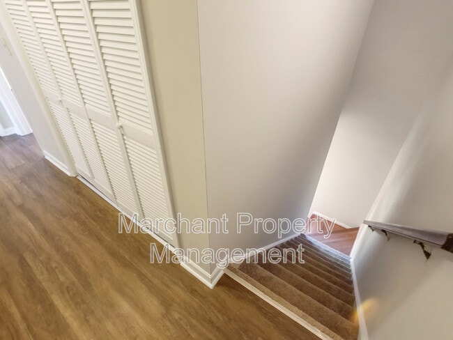 Building Photo - 106 E Bay Ct