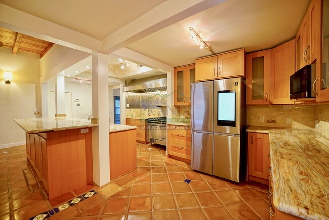 Building Photo - Available Now! 3 Bedroom San Rafael House