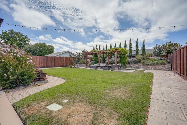 Building Photo - 1338 Thais Ln
