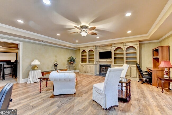 Building Photo - 8910 Pinehurst Cove