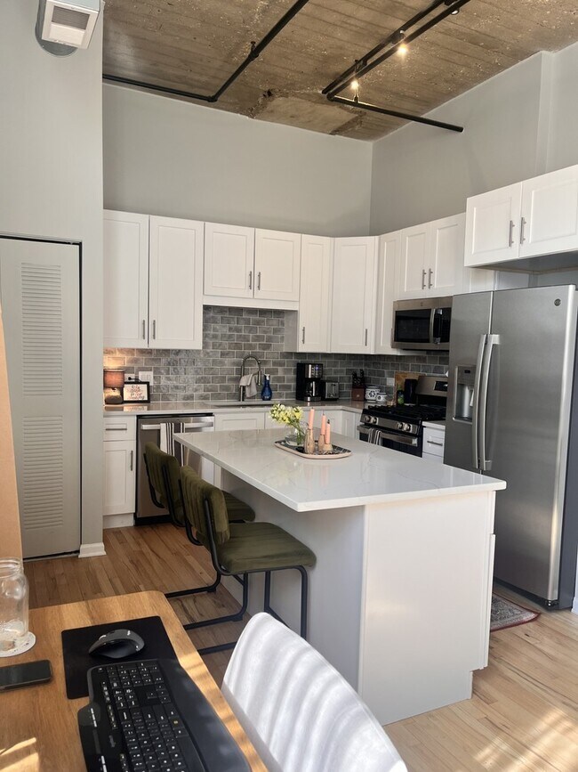 Building Photo - 758 N Larrabee St