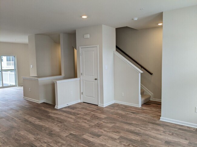 Building Photo - Three level townhouse in The Preserve at Tuscarora Creek community ready by mid September!