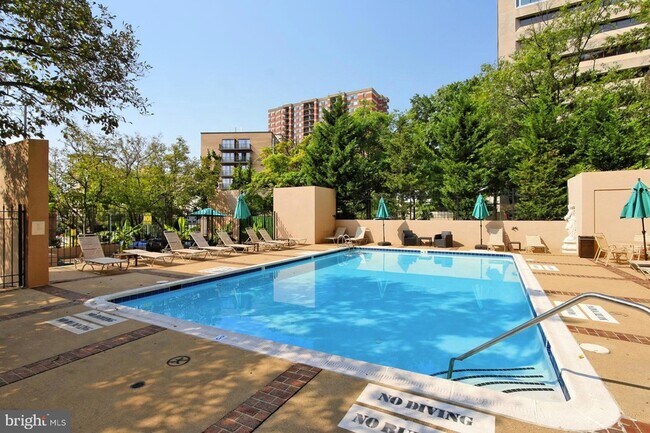 Building Photo - 1301 N Courthouse Rd