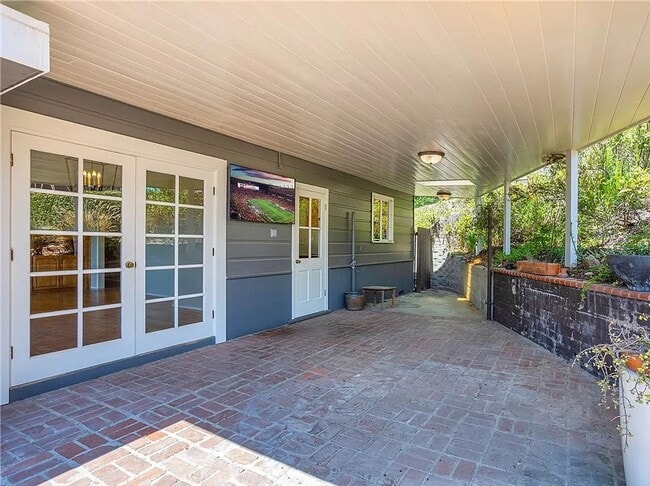 Building Photo - Gorgeous 3 bd 2 ba + Den Single Family hom...