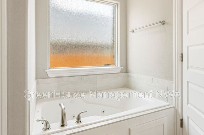 Building Photo - 3702 SW Mistletoe Ave