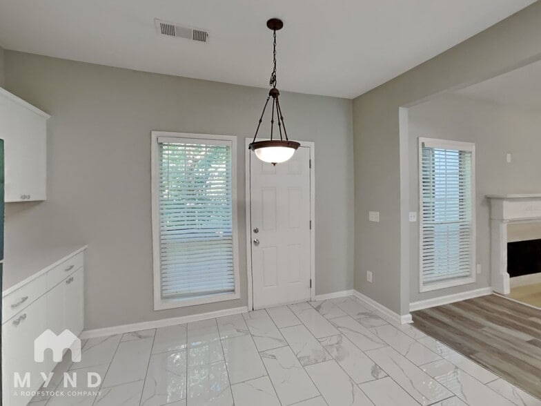 Building Photo - 1557 Silver Ridge Dr SW
