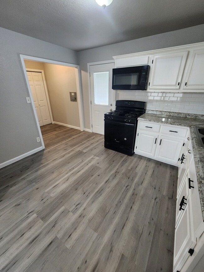 Building Photo - 205 Waverly Dr