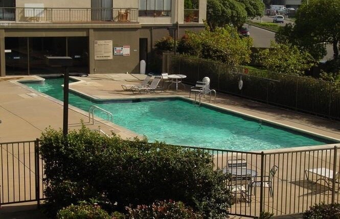 Building Photo - 6 Commodore Dr